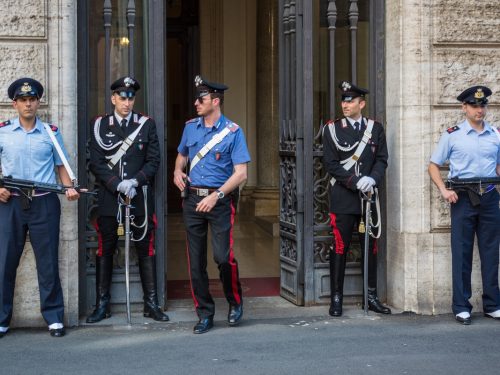 Pubblica barzelletta sui carabinieri: denunciata!