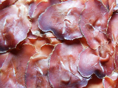 Carni rosse e affettati ogni giorno: i rischi per la salute